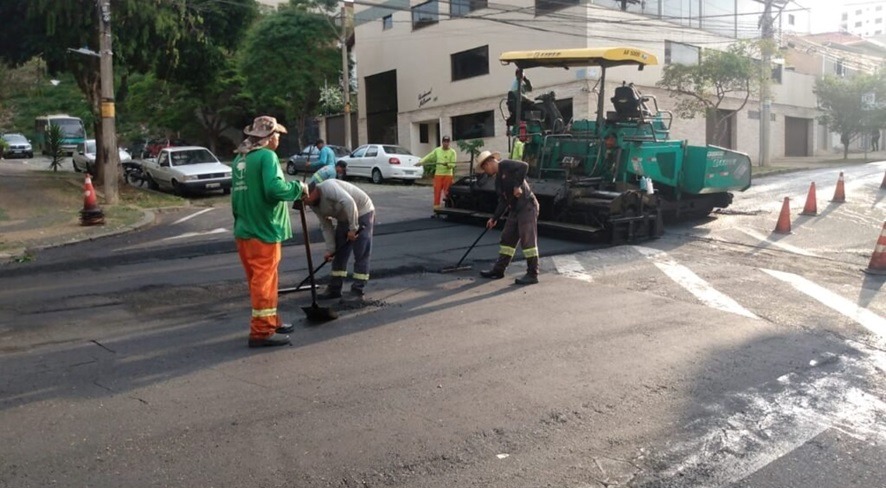 Região Central de Poços continua recebendo novo asfalto